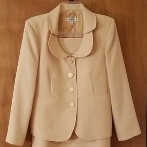 Beautiful Danillo four-button skirt suit